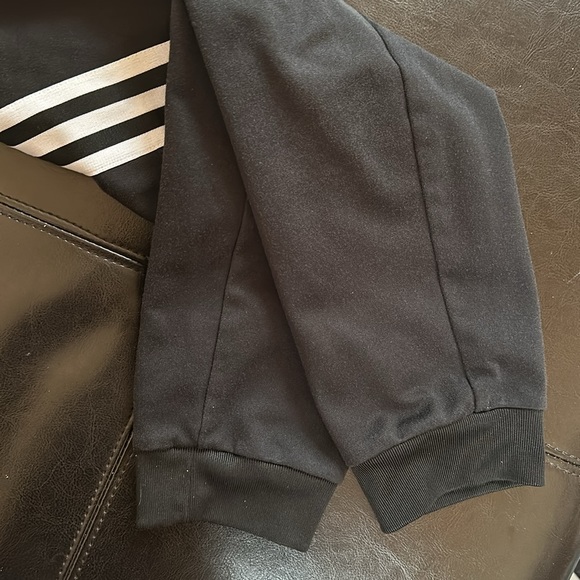 Adidas jogger - Picture 4 of 16
